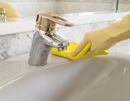 Guest-ready bathroom and kitchen cleaning for an Airbnb in SW7